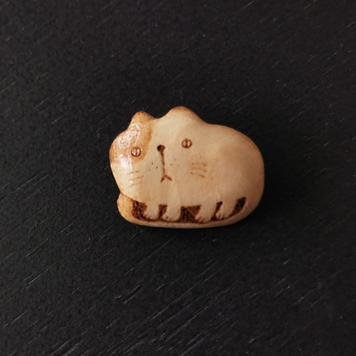 木で作った猫ちゃんブローチ】 コロンと可愛い木のブローチ ブローチ