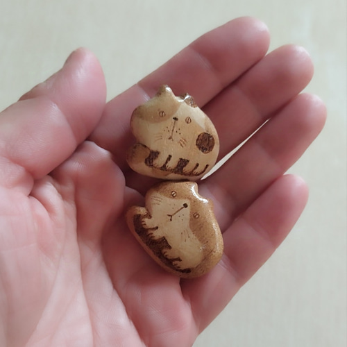 木で作った猫ちゃんブローチ】 コロンと可愛い木のブローチ ブローチ
