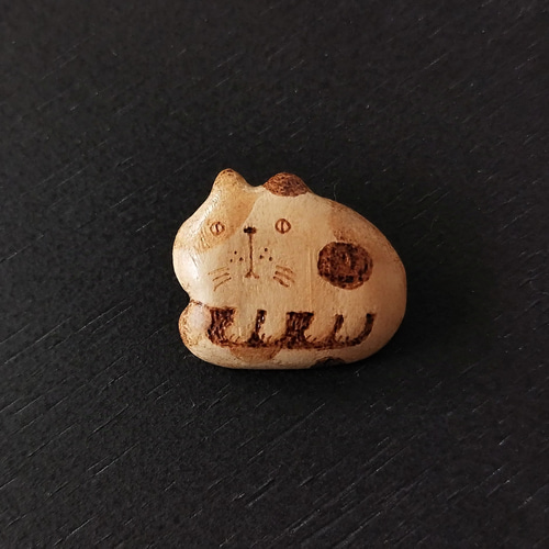 木で作った猫ちゃんブローチ】 コロンと可愛い木のブローチ ブローチ