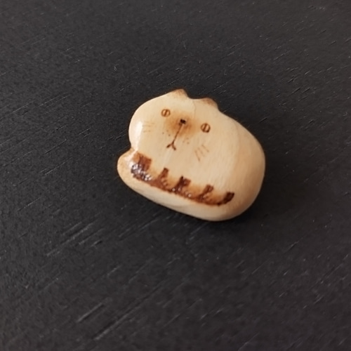木で作った猫ちゃんブローチ】 コロンと可愛い木のブローチ ブローチ