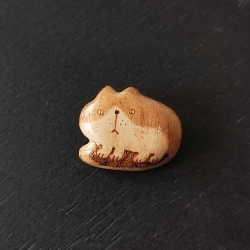 木で作った猫ちゃんブローチ】 コロンと可愛い木のブローチ ブローチ