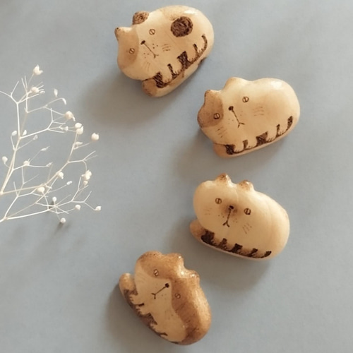 木で作った猫ちゃんブローチ】 コロンと可愛い木のブローチ ブローチ