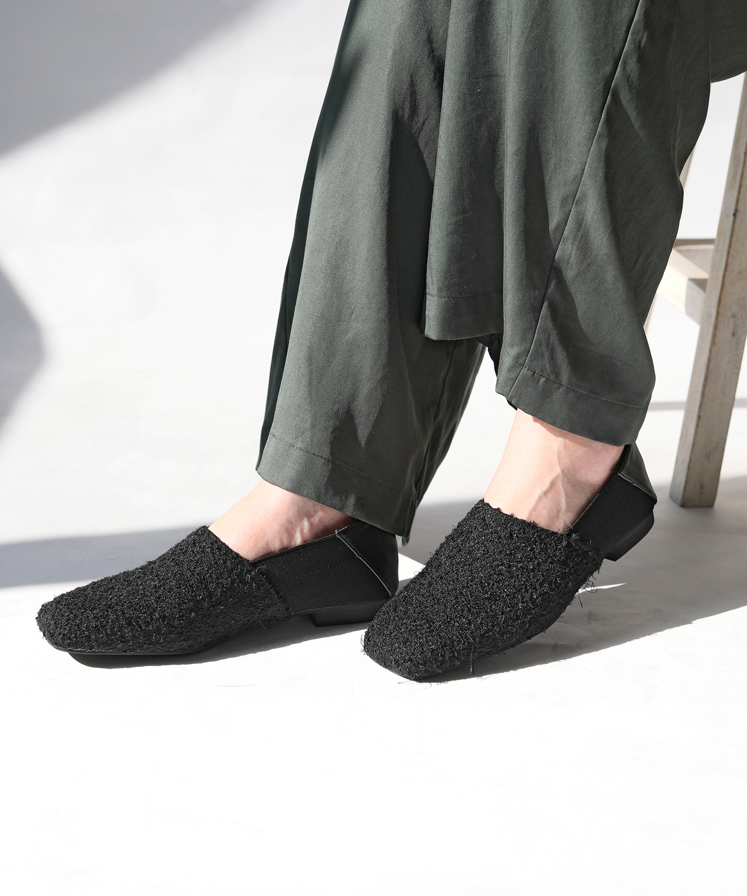 サイドゴムでラクに履ける! 柔らか裏地のスクエアトゥスリッポン／歩きやすいフラットシューズ【S/M/L/LL】