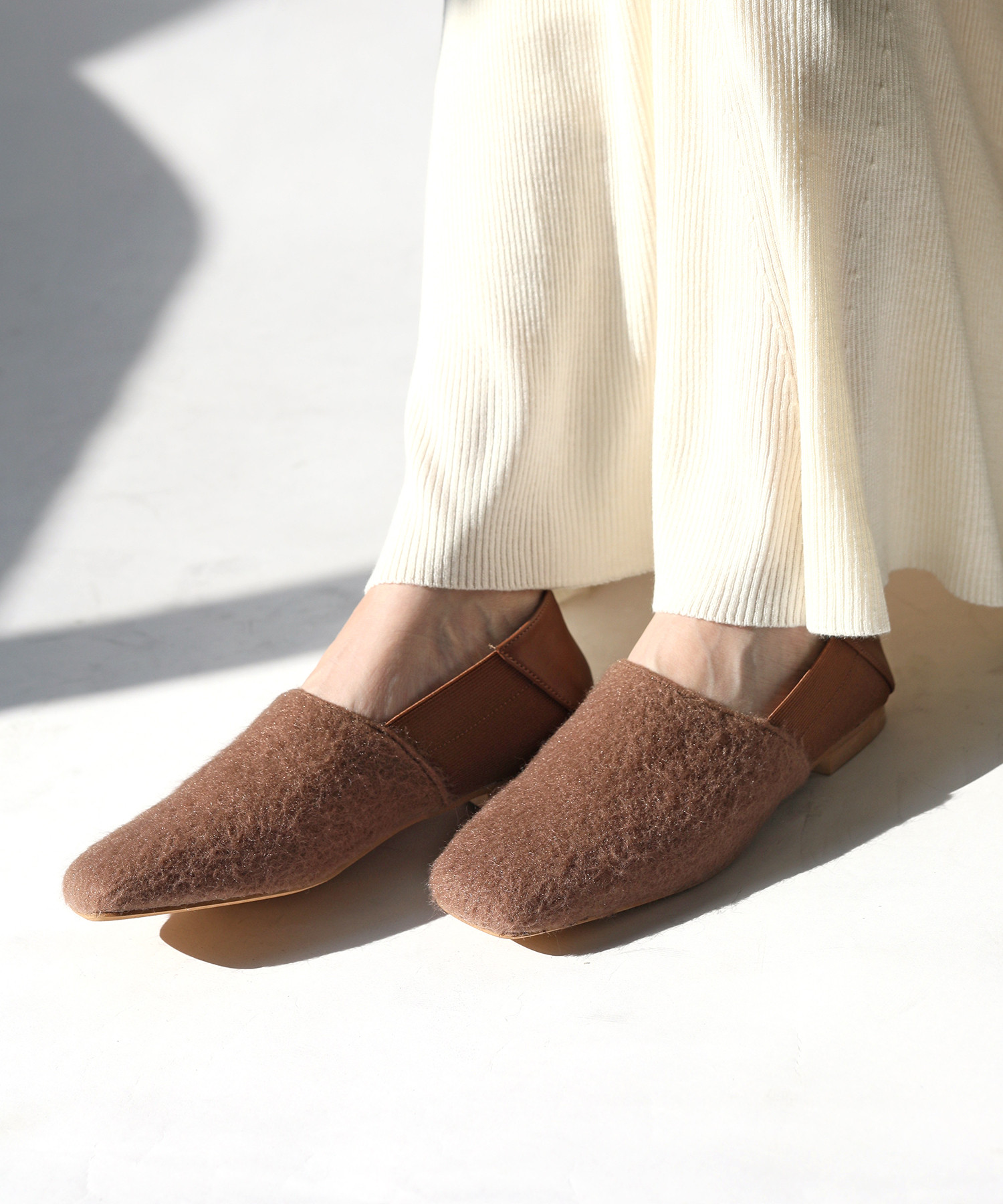 サイドゴムでラクに履ける! 柔らか裏地のスクエアトゥスリッポン／歩きやすいフラットシューズ【S/M/L/LL】