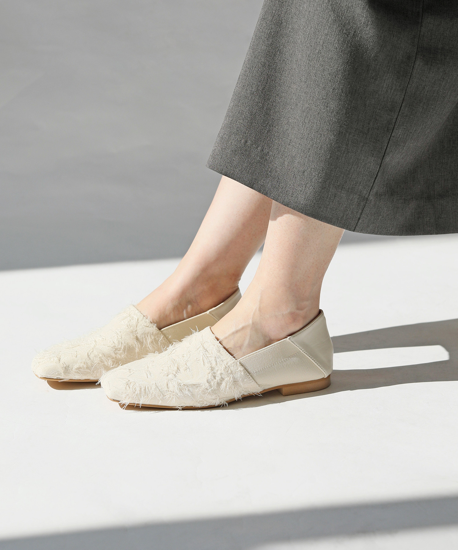 サイドゴムでラクに履ける! 柔らか裏地のスクエアトゥスリッポン／歩きやすいフラットシューズ【S/M/L/LL】