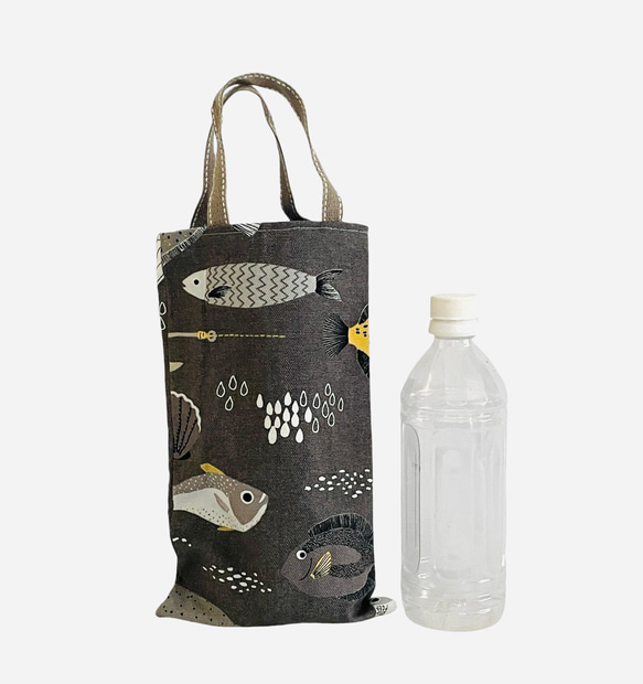 普通・お魚さんのペタンコバッグ　水筒入れサイズ　濃グレー　27.5×15.5 2枚目の画像