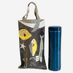 普通・お魚さんのペタンコバッグ　水筒入れサイズ　濃グレー　27.5×15.5 1枚目の画像