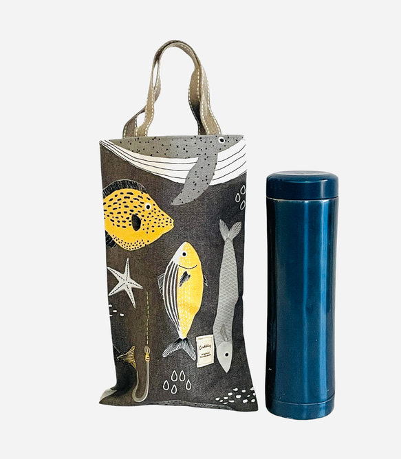 普通・お魚さんのペタンコバッグ　水筒入れサイズ　濃グレー　27.5×15.5 1枚目の画像