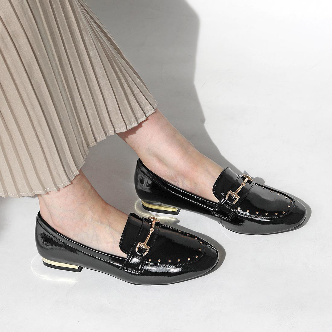 控えめゴールドとスタッズがアクセント！ON/OFFで使える万能ローファー