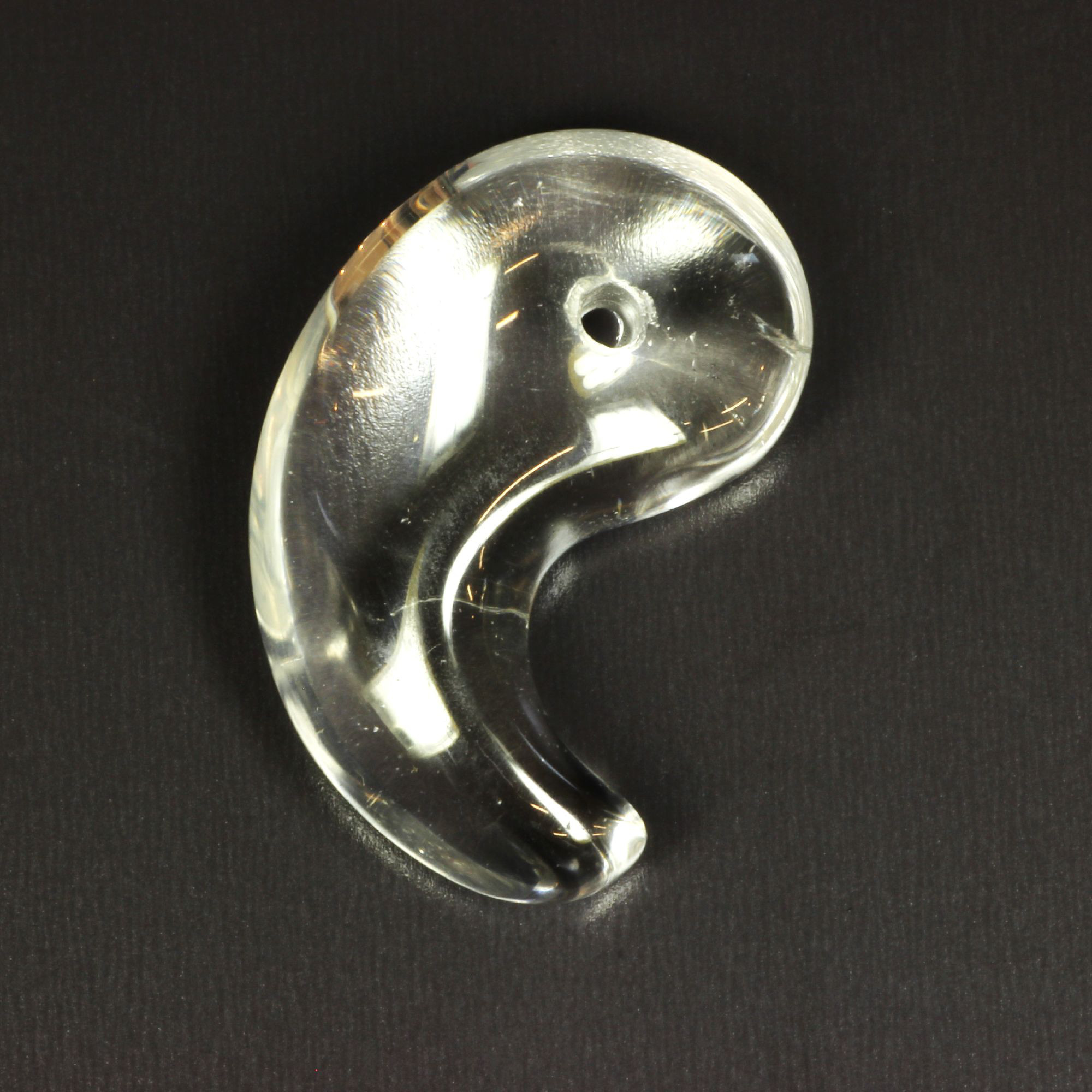 【万能効果を発揮する】水晶の勾玉 透き通る天然石ストーン お財布や小銭入れ カバンやポーチに Ms1 送別のギフト