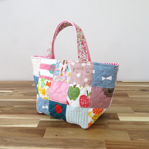 パッチワークのトートバッグ□リボンボタン□ 弁当袋・風呂敷