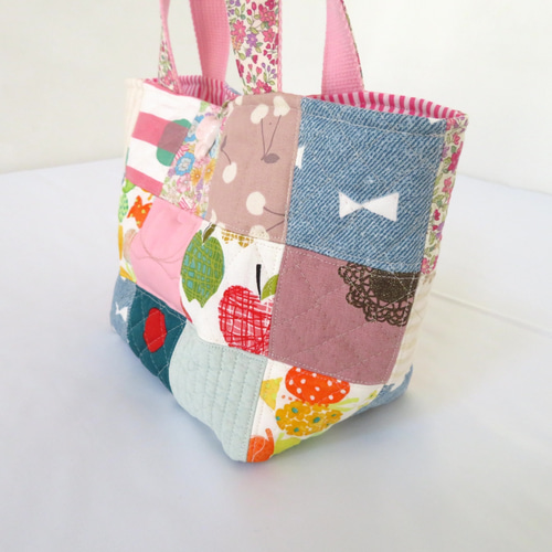 パッチワークのトートバッグ□リボンボタン□ 弁当袋・風呂敷