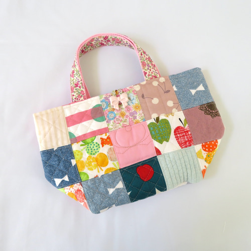 パッチワークのトートバッグ□リボンボタン□ 弁当袋・風呂敷 *norie