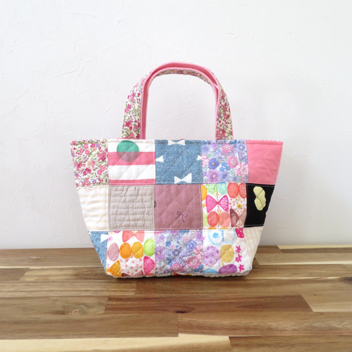 パッチワークのトートバッグ□リボンボタン□ 弁当袋・風呂敷 *norie