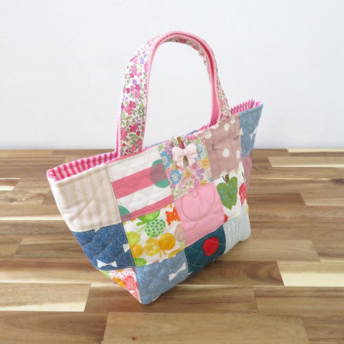 パッチワークのトートバッグ□リボンボタン□ 弁当袋・風呂敷 *norie