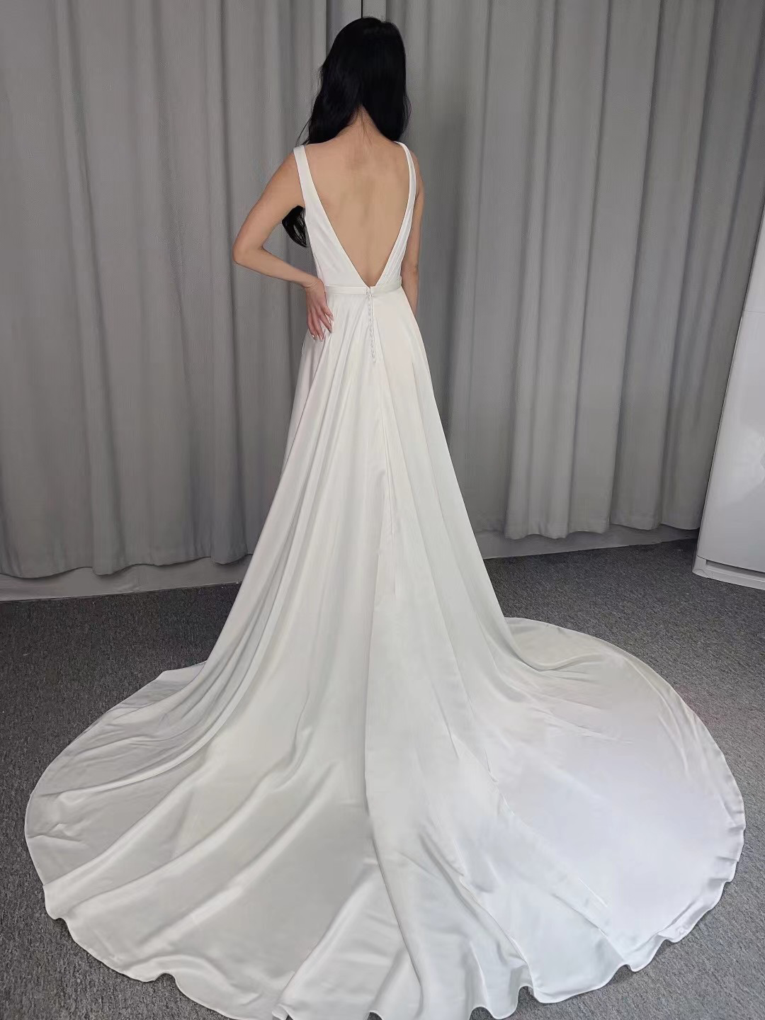 深めｖネック　くるみボタン　背中空き　セクシー　Aライン　白　光沢サテン　ロングトレーン　キャミソール結婚式ウェディング