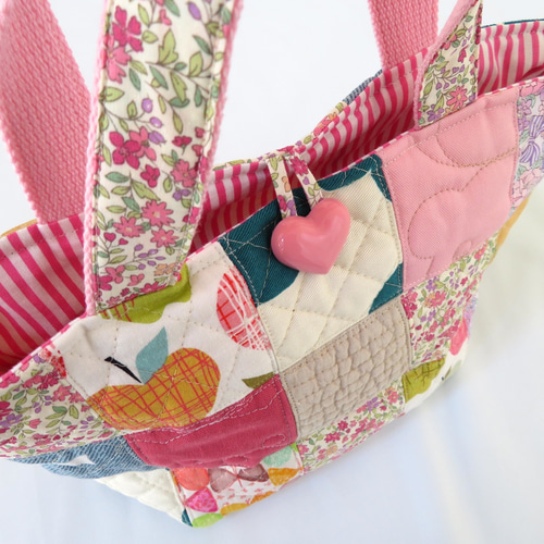 パッチワークのトートバッグ□❤️ハートボタン□ 弁当袋