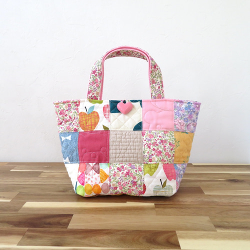 パッチワークのトートバッグ□❤️ハートボタン□ 弁当袋