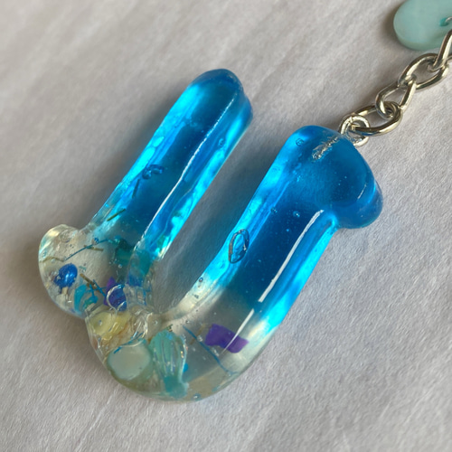 イニシャルレジンキーホルダー オーダー専用 honey♡レジンイニシャルキーホルダー キーホルダー yu- 通販