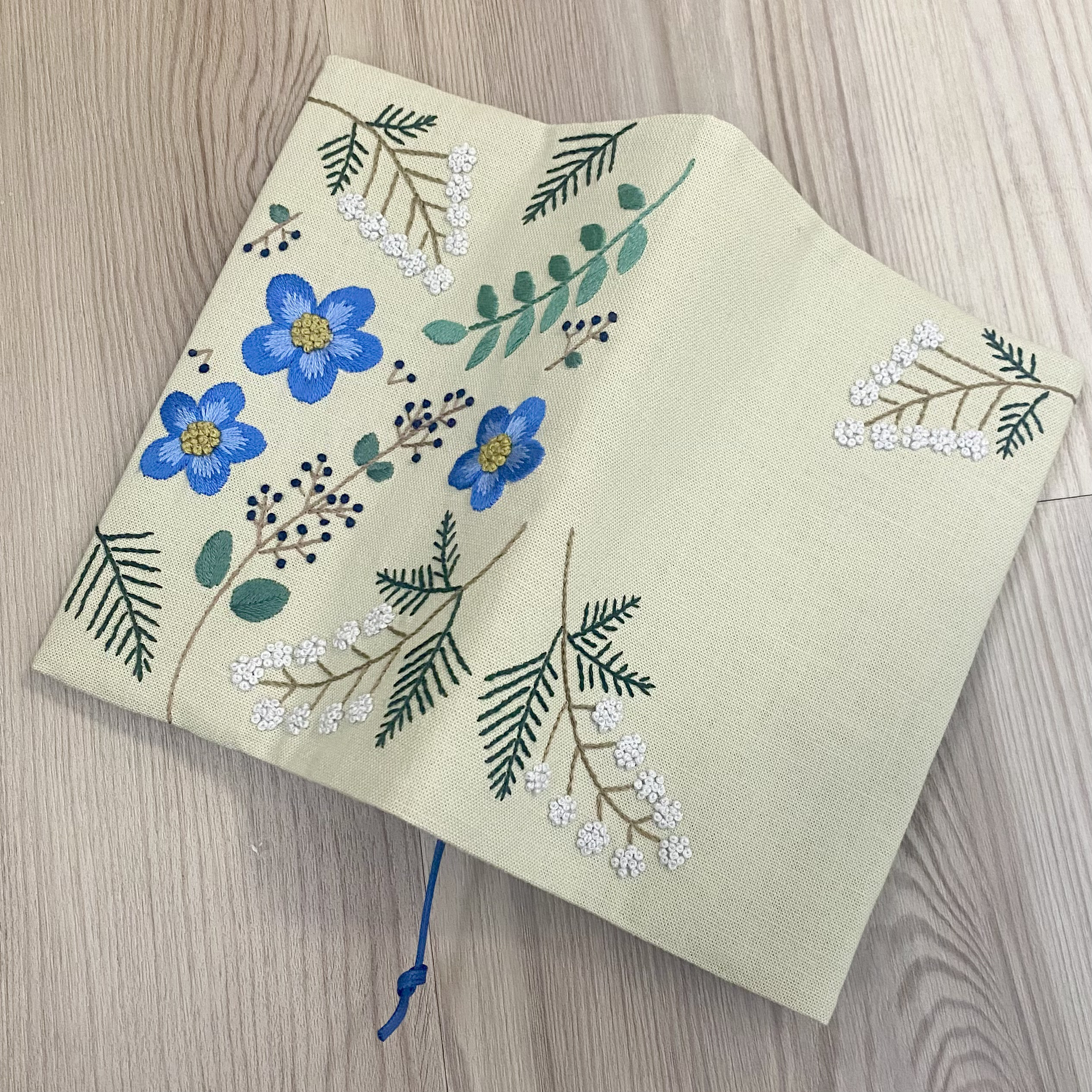 手刺繍ブックカバー＊青いお花　新書/B6/四六判
