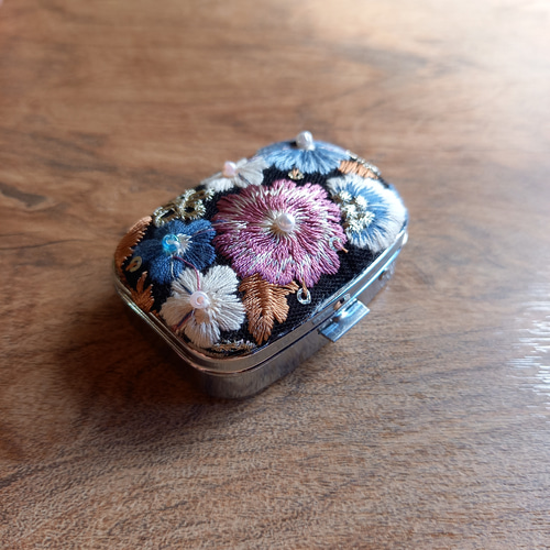 再販】インド刺繍リボンのピルケース No.1 花柄 ビーズ 春 プチ