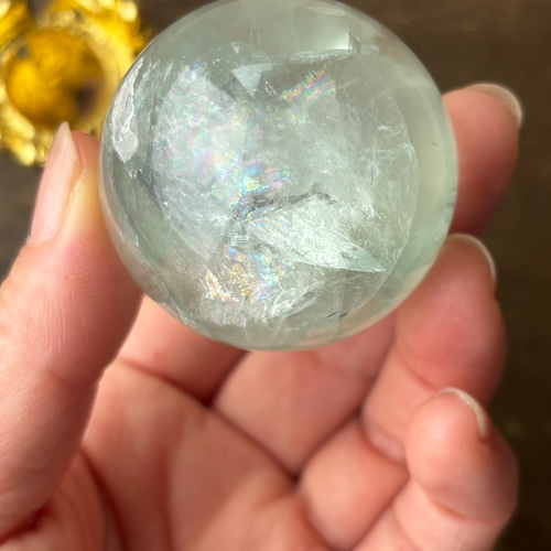 フローライトスフィア♡♡虹♡台座セットNo.10021 虹入り☆ライトグリーン☆フローライト☆スフィア☆木製台座付き