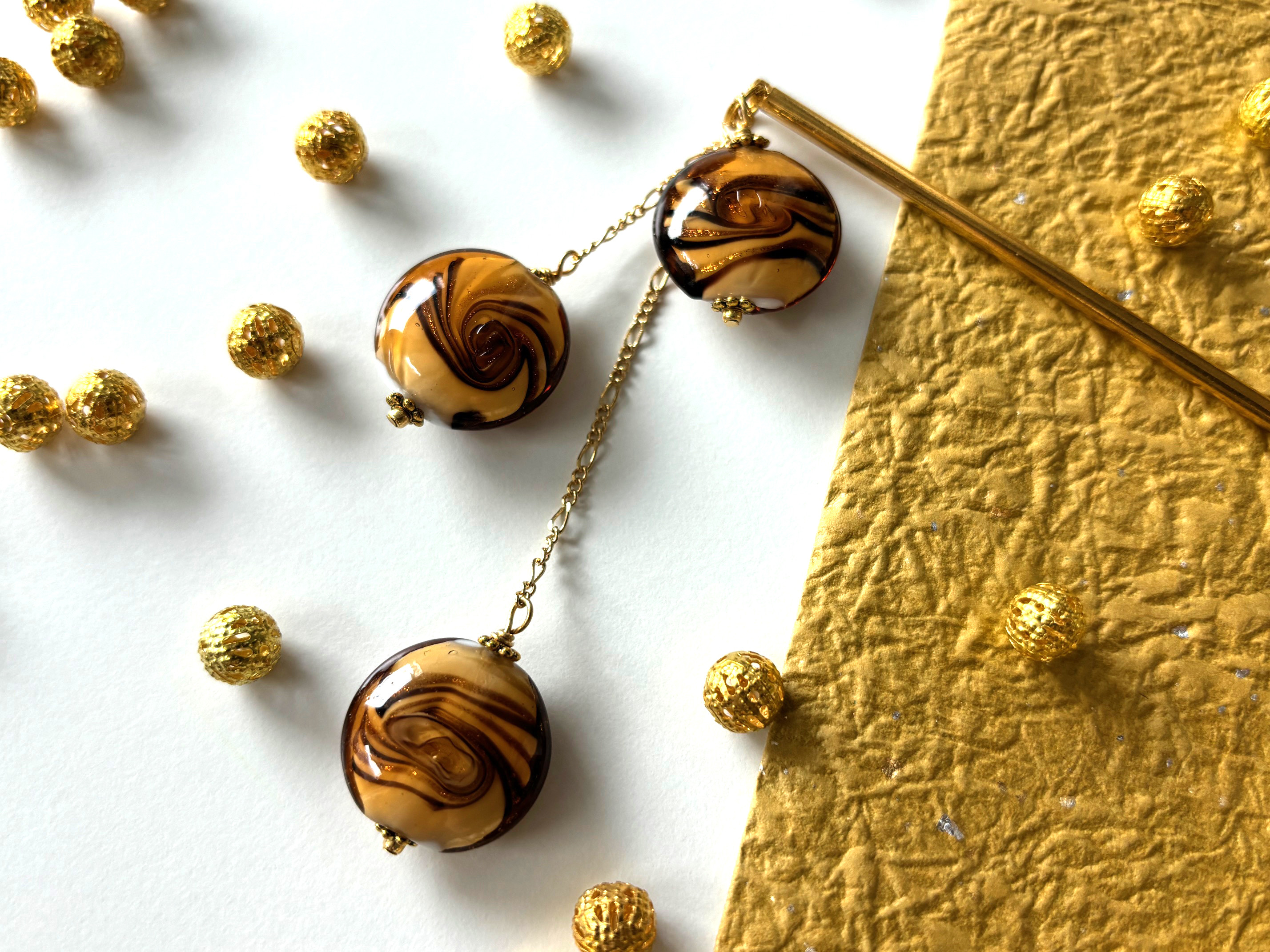 かんざし　チョコレートカラーのマーブル模様のとんぼ玉３連　秋　一本簪　一本挿し　ゴールド　茶色　ブラウン　土星