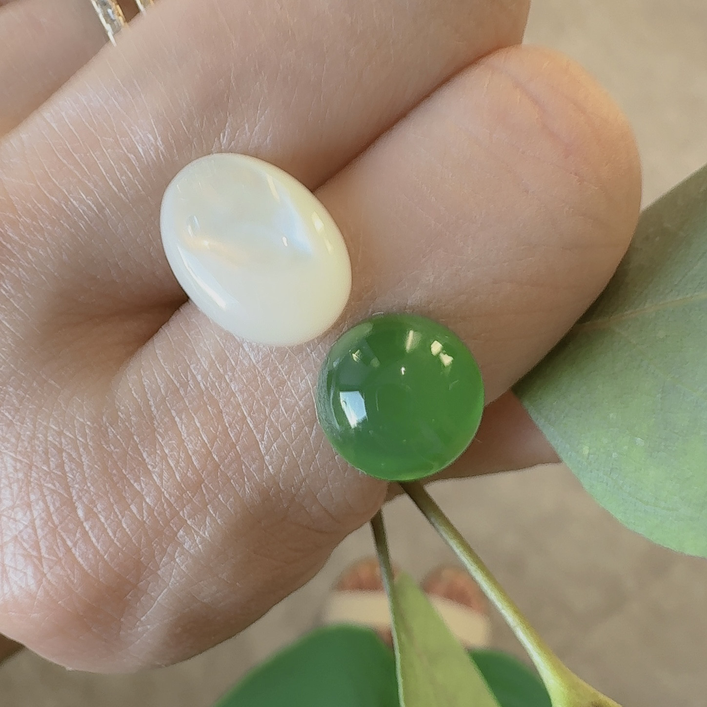 【自然の美しさと洗練された雰囲気】グリーンカラーアンバーと ホワイトシェル のフォークリング