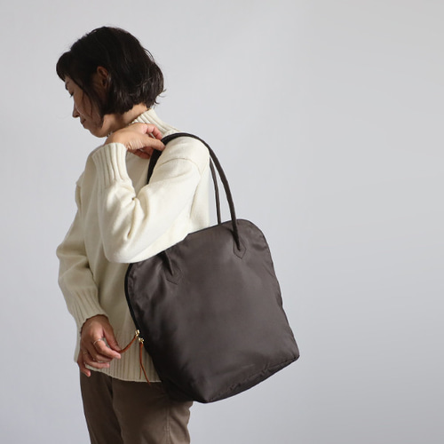 送料無料）春支度SALE 軽量スクエア トート バッグ クッション入り