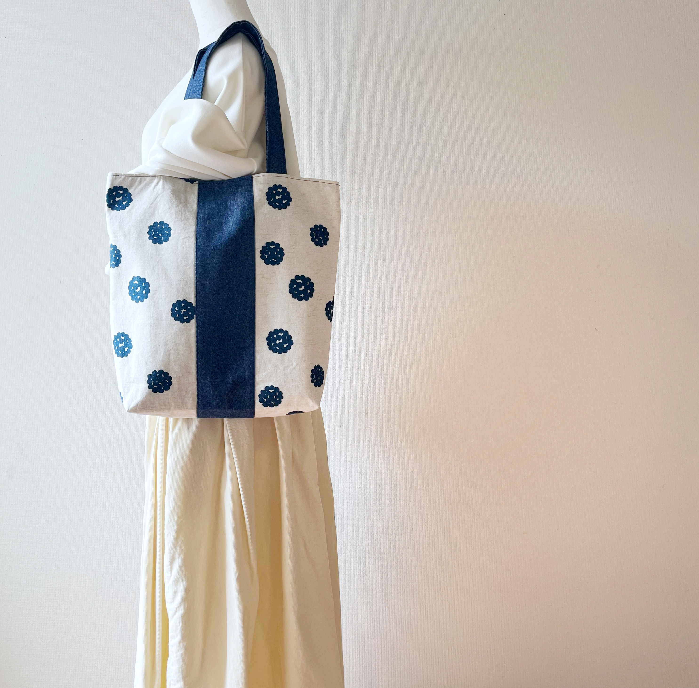 A4が入るまるまる柄トートバッグが可愛い/キャンパス、ビジネス、大人のレッスンバッグに/たっぷり入ります