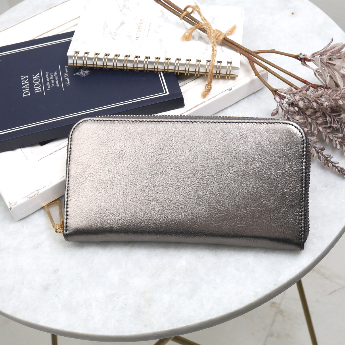 【ミラーメタリック】上品かつ高級感のある佇まいに仕上げたラウンド型財布/長財布【ユニセックス】