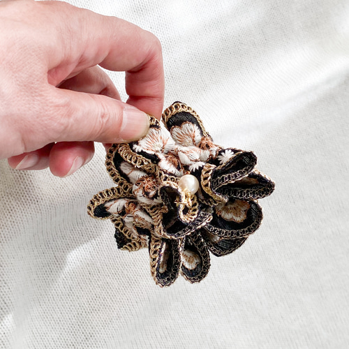 ハンドメイドシュシュM-4068♡サンドブラウンジョーゼット♡刺繍リボン付♡ インド刺繍リボンとサテンのシュシュ♡ラベンダー - JOLIEM