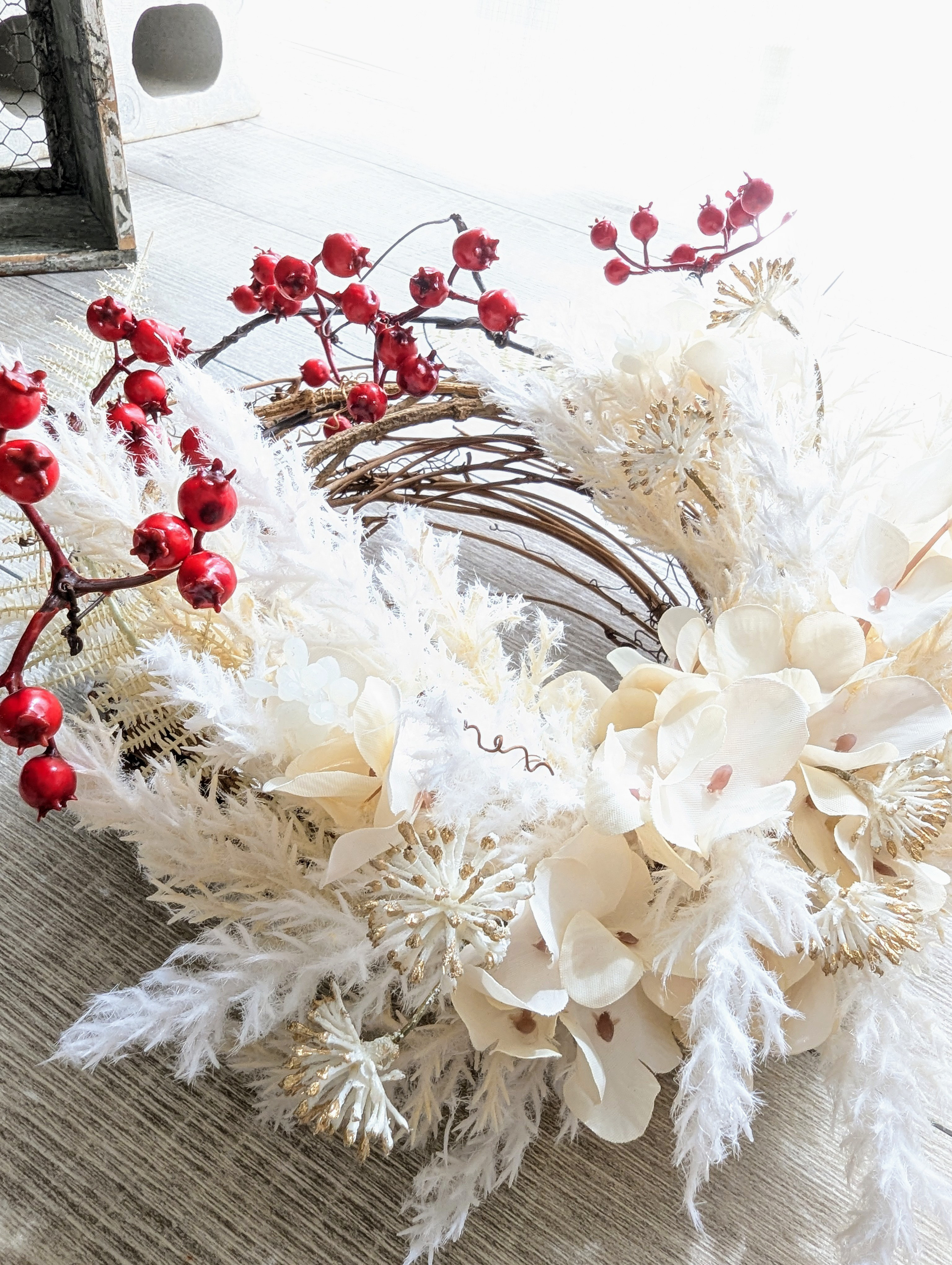 紅い実とパンパスグラスのホワイトハーフリース〜サンキライ×ハイドレンジア×シード Lサイズ ギフト