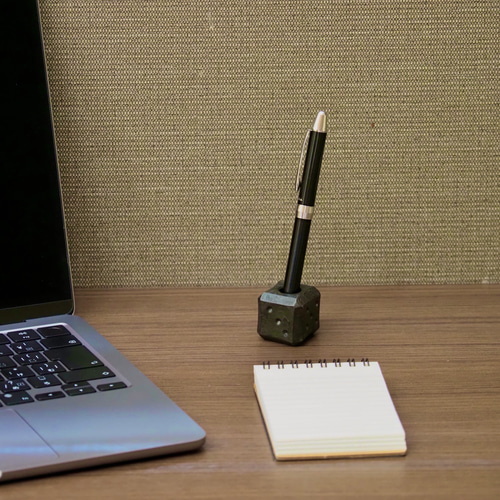 作者不詳 ●鉄のカタツムリのお洒落なペン立て● 鉄コロ] 鍛鉄によるサイコロ型ペン立て - 無骨さと温かみが織りなす美