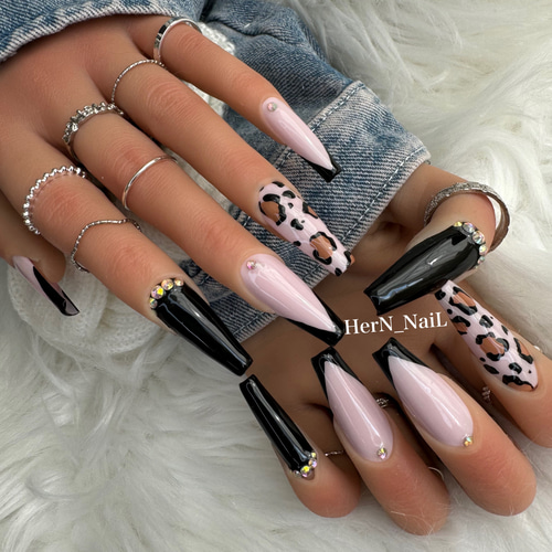 ヒョウ柄Vフレンチネイルチップ ネイルチップ（つけ爪） HerN-ハルン