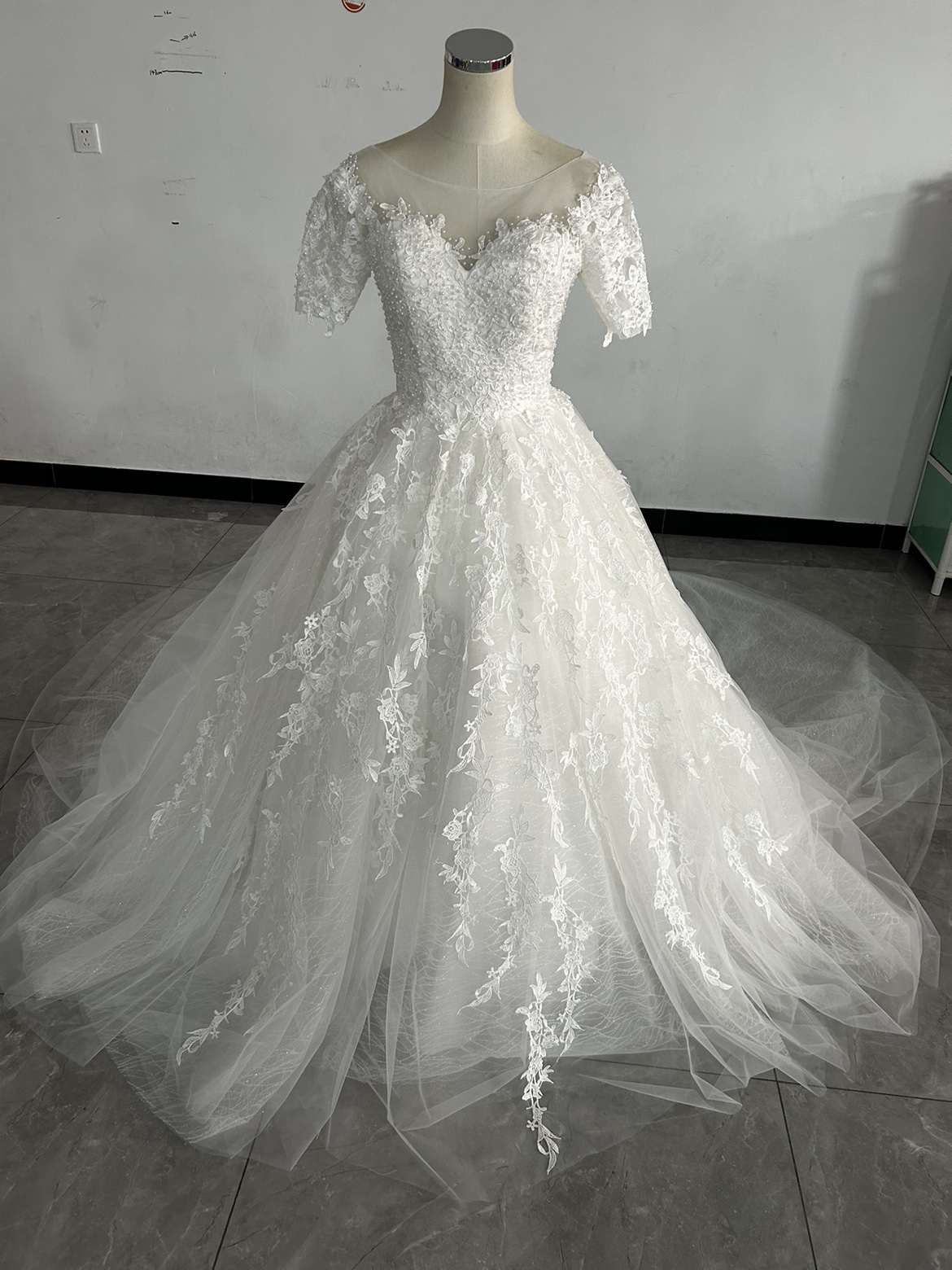 ウエディングドレス プリンセスライン 短袖 贅沢な小花総レース 華やかなトレーン 拳式/前撮り