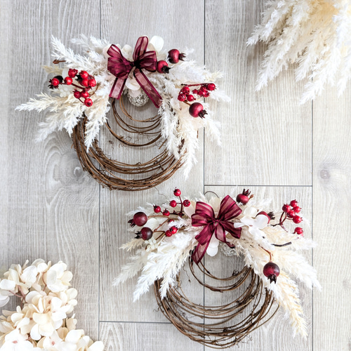 パンパスグラスやローズヒップを束ねた秋を彩るスワッグ ドライフラワー