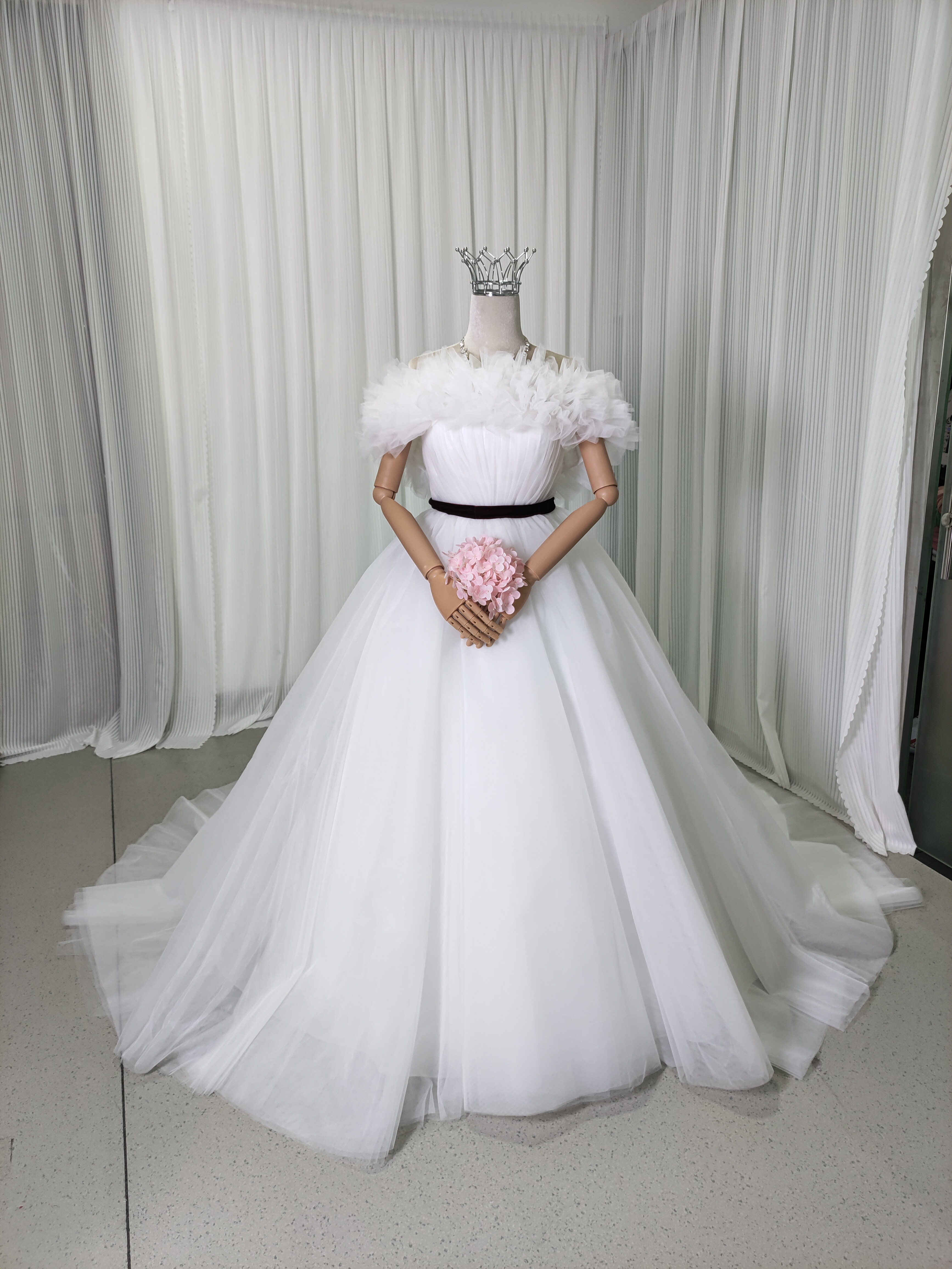 送料無料！ウエディングドレス 取り外しオフショルダー サッシュベルト オフホワイト Aライン  可愛い 花嫁