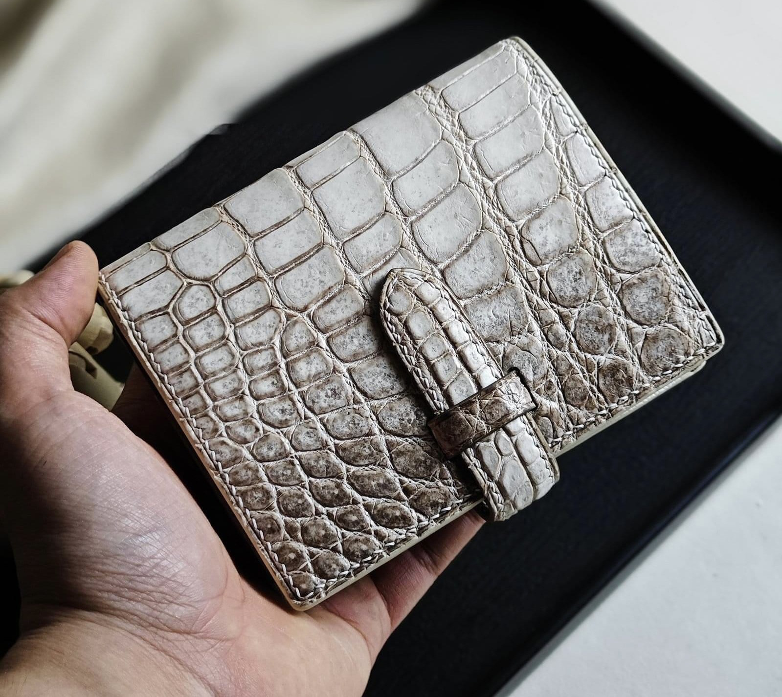 ヒマラヤワニ革使用ベルト留め２つ折り財布　カラーオーダー