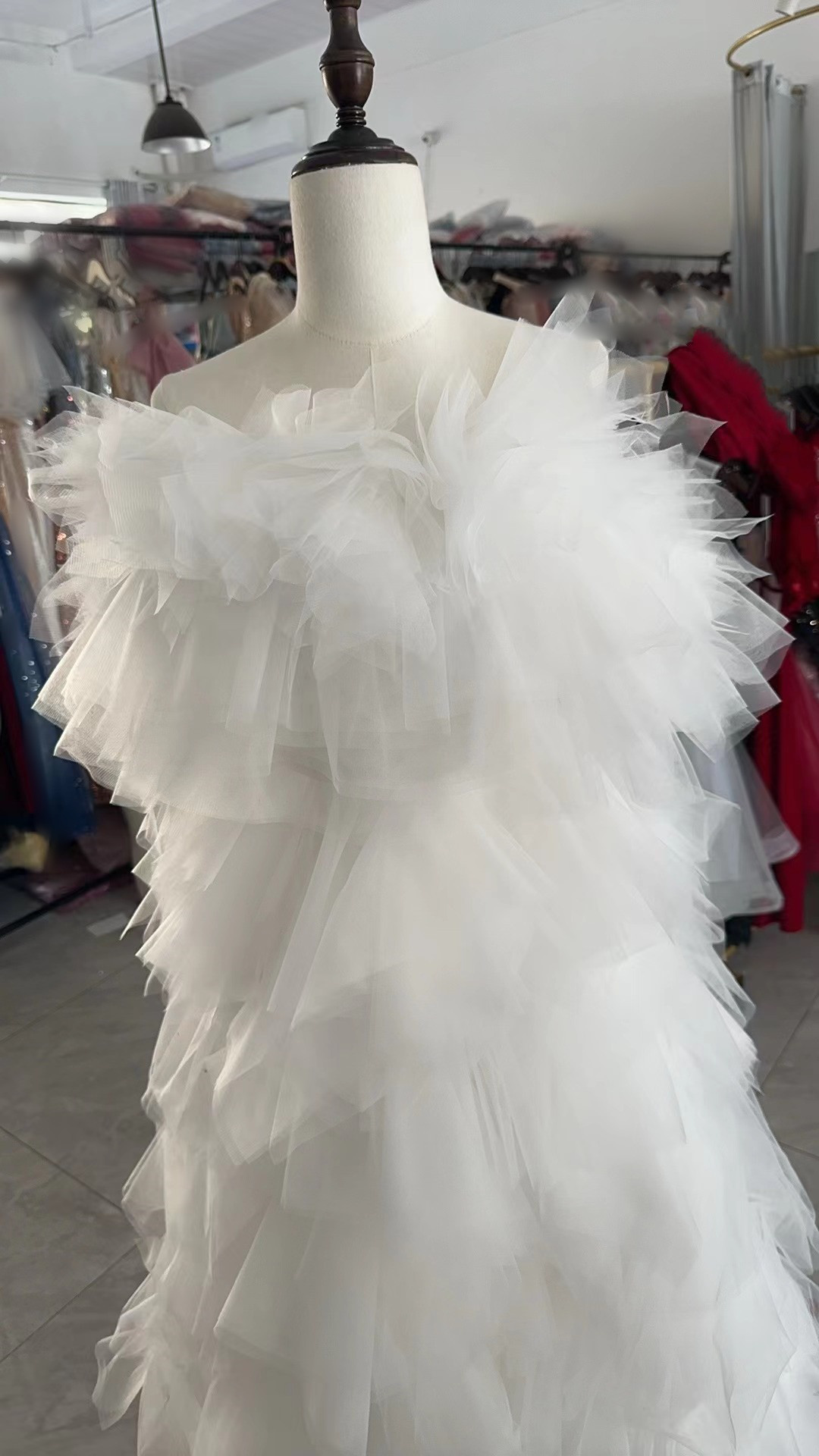 柔らかい重ね合わせのメッシュスカート  シアーな美しさ  ホワイト エアリー感 ウエディングドレス 花嫁 演奏会 D12