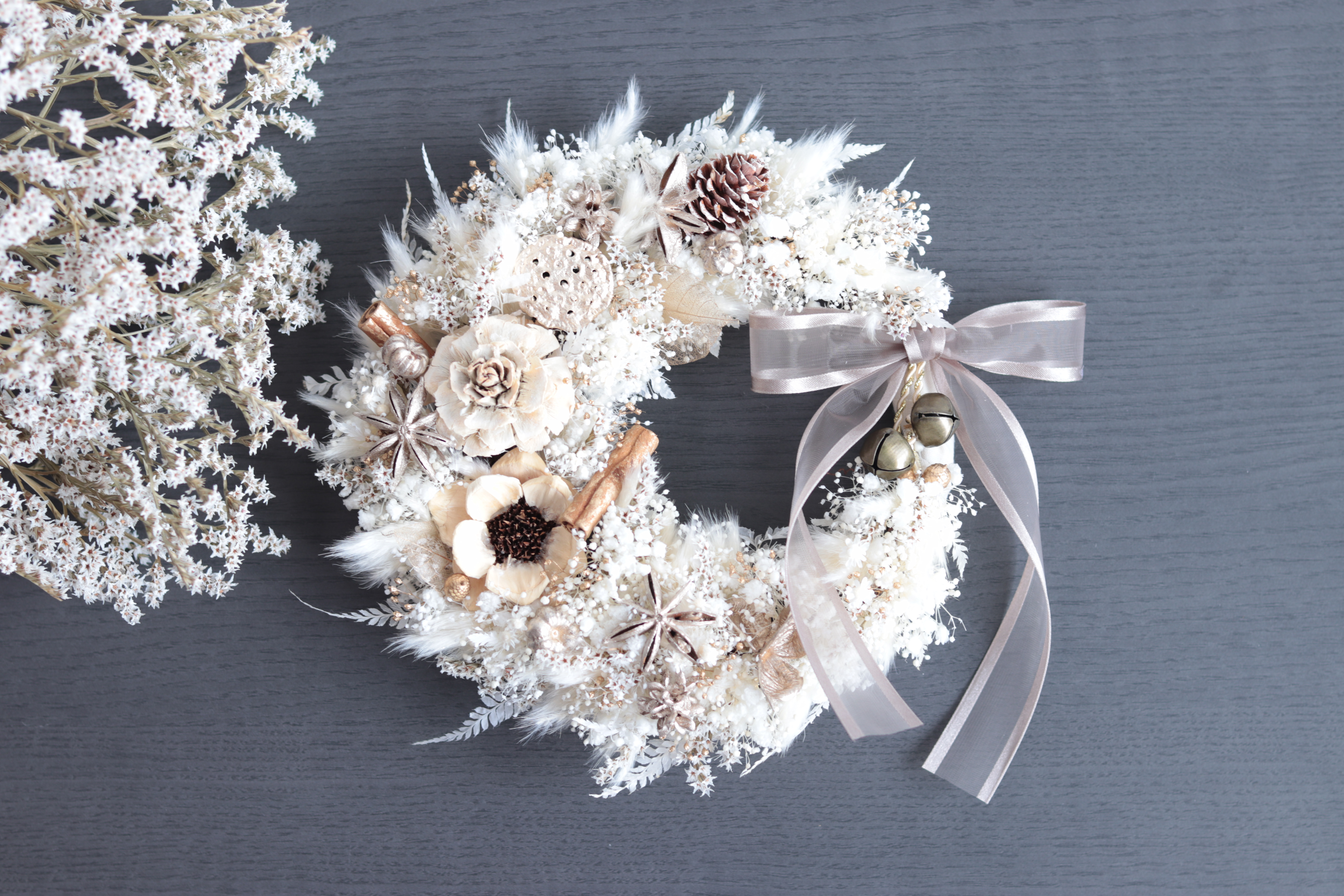 【受注製作】モカグレーリボンのふわふわプラチナホワイトリース＊結婚・誕生日・クリスマス＊プリザーブドフラワー