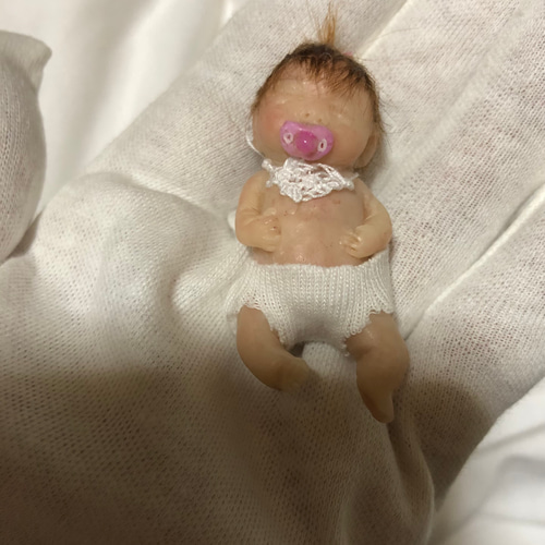 樹脂粘土ベビー約5cm おしゃぶり付き ∞ その他人形 momo 通販