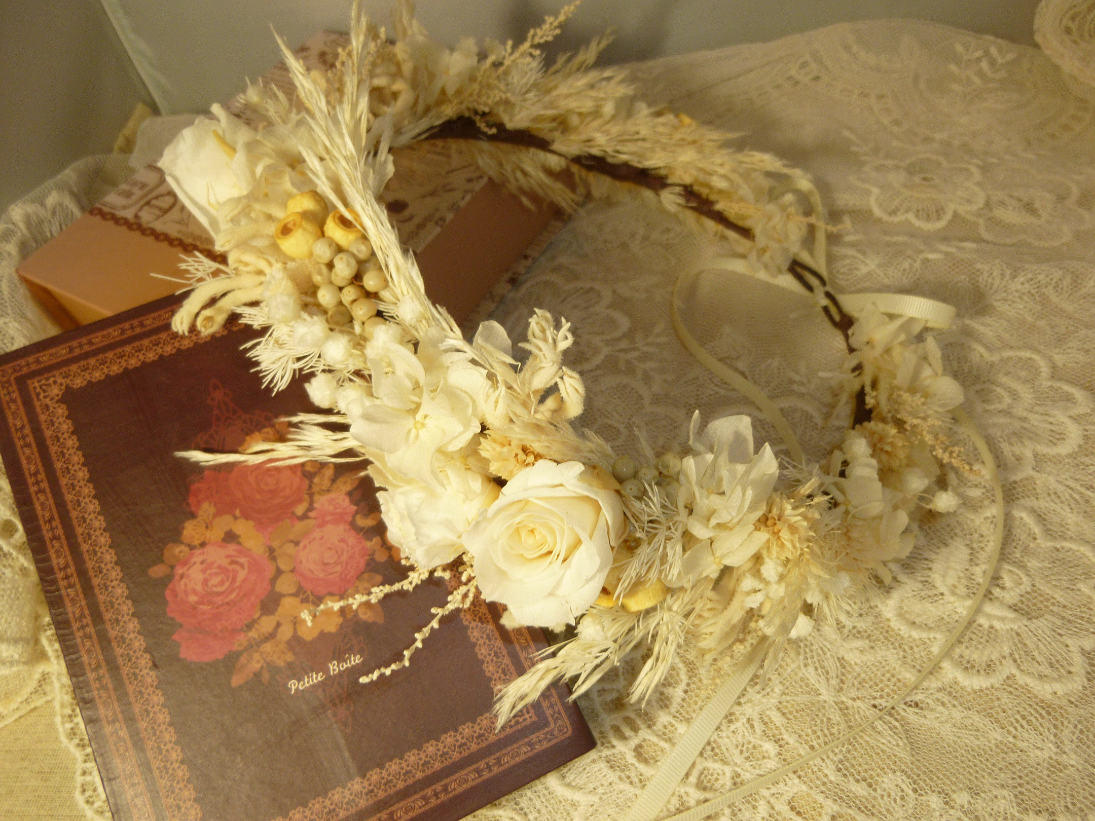 白い妖精の花冠（アンティークホワイトのローズ）