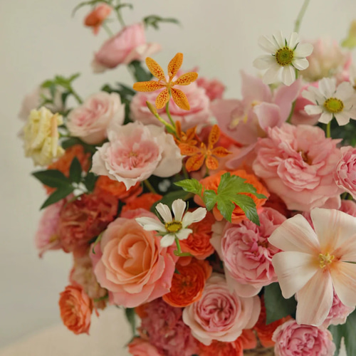 フラワーアレンジメントM 季節のフラワーアレンジメント：M | 花のあるくらし研究所