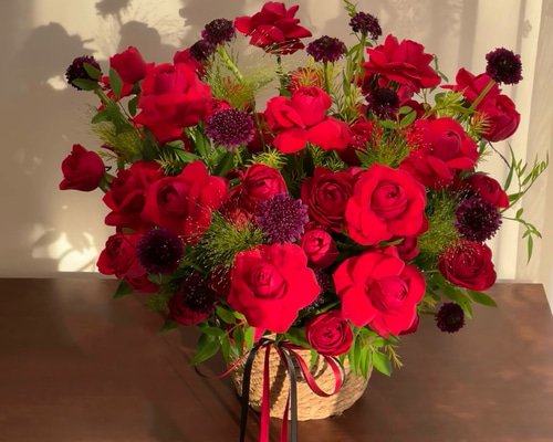 フラワーアレンジメント♡赤薔薇バスケット　♡バレンタインギフト 母の日ギフト｜赤いバラの華やかなフラワーバスケット 上品で気品
