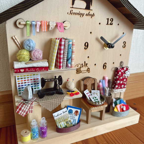ミニチュア　ソーイングショップ　手芸屋さん置き時計　 2枚目の画像