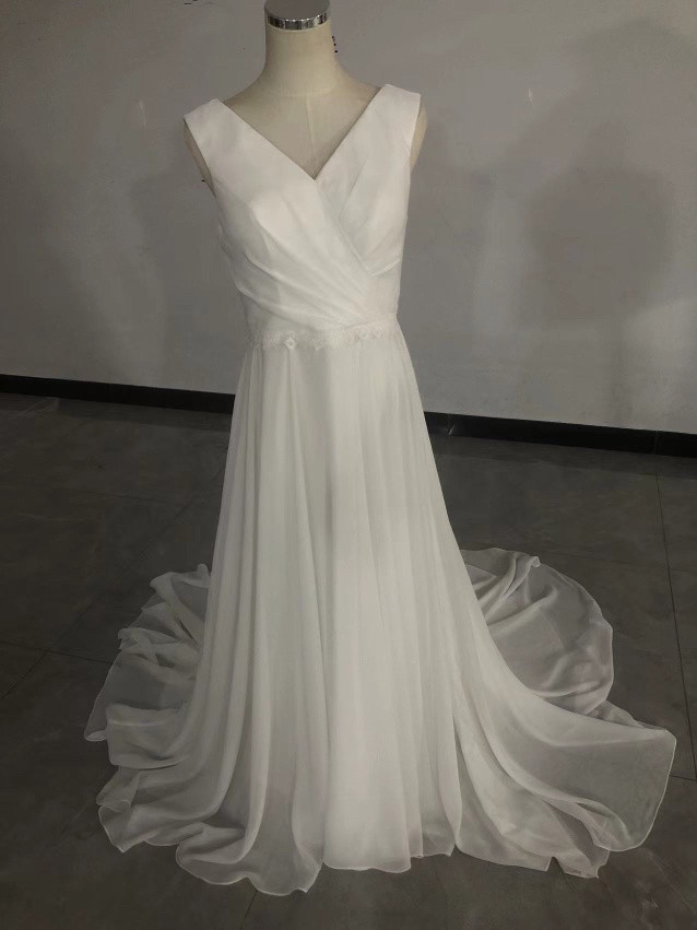 高品質！Vネック オフホワイト ふんわりシフォン カラードレス 編み上げ 華やかなトレーン プリンセス /結婚式披露