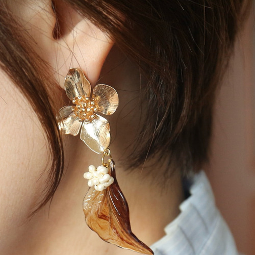 ゴールドフラワー×べっ甲リーフのアシンメトリー大ぶりイヤリング