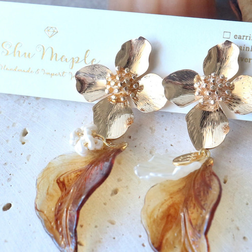 ゴールドフラワー×べっ甲リーフのアシンメトリー大ぶりイヤリング