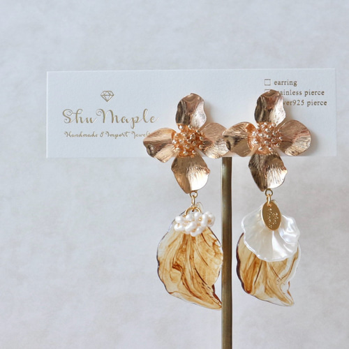 ゴールドフラワー×べっ甲リーフのアシンメトリー大ぶりイヤリング